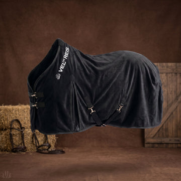 VEL DE REIS black fleece cooler blanket for horses displayed in a stable setting